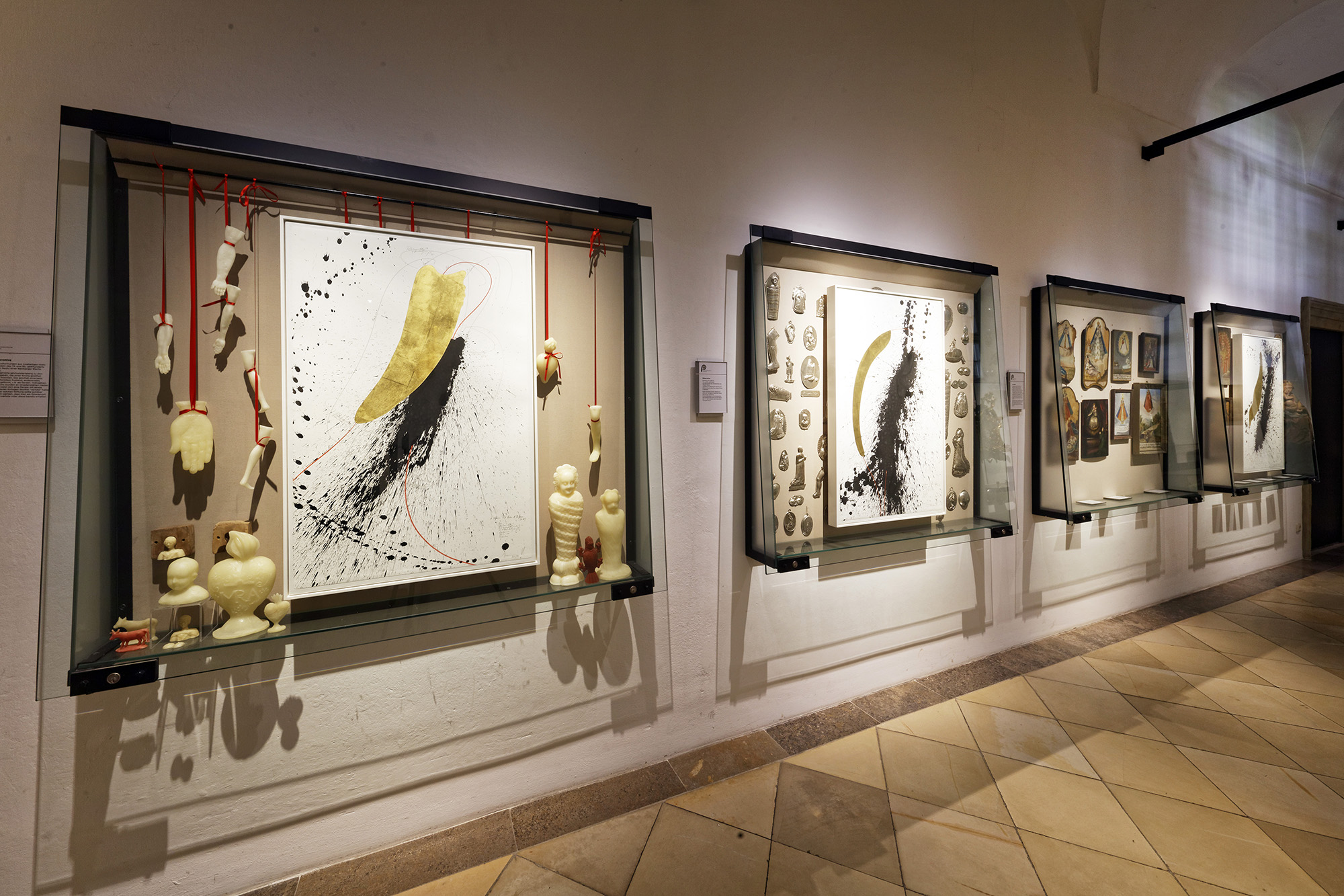 Jorinde Voigt, A Difference that makes a Difference (Var. V, VI, VIII, IX), 2014 Tinte, Chinatusche, Gold, Ölkreide, Bleistift auf Papier, 102 x 66 cm Courtesy Sammlung Wemhöner, Ausstellungsansicht DER FUNKE GOTTES!, Diözesanmuseum Bamberg 2019, Foto Uwe Gaasch