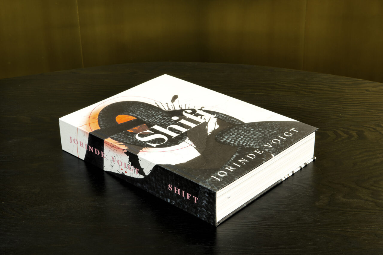 Jorinde Voigt – Shift, Catalog on the occasion of the exhibition Jorinde Voigt. A New Kind of Joy at Kunsthalle Nürnberg, Editor: Jorinde Voigt, Language: English, German, total pages: 544, Publishing: Verlag der Buchhandlung Walther König, ISBN 978-3-96098-146-6, Price: €60,00. cover