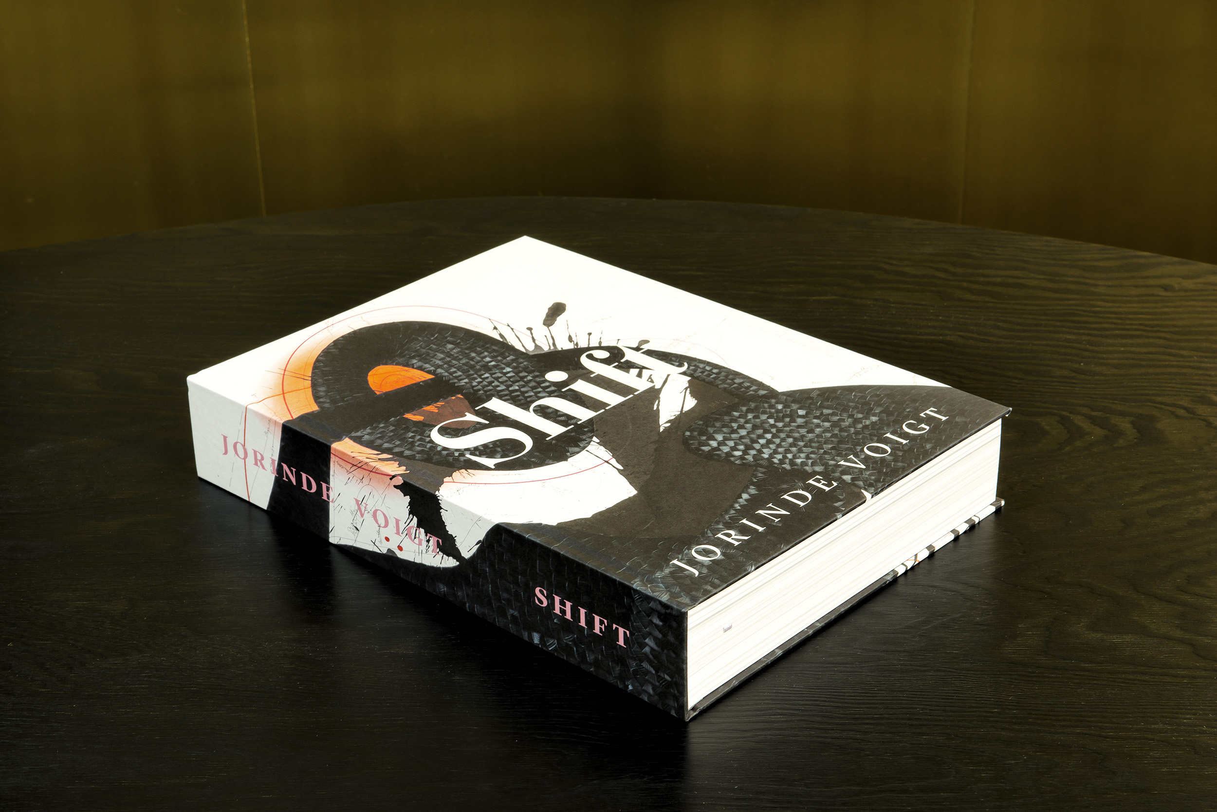 Jorinde Voigt – Shift, Catalog on the occasion of the exhibition Jorinde Voigt. A New Kind of Joy at Kunsthalle Nürnberg, Editor: Jorinde Voigt, Language: English, German, total pages: 544, Publishing: Verlag der Buchhandlung Walther König, ISBN 978-3-96098-146-6, Price: €60,00. cover