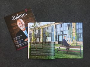 Die "Weber-Bank" mit Jorinde Voigt. Bank-Geheimnis diskurs. Das Kundenmagazin der Weberbank Issue 30/ III 2019, p. 10 - 11 Text: Alexa Motte Foto: Verena Brüning